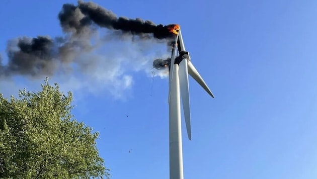 Die Rauchsäule des brennenden Windrads war kilometerweit sichtbar. Ein Rotorblatt brach ab.