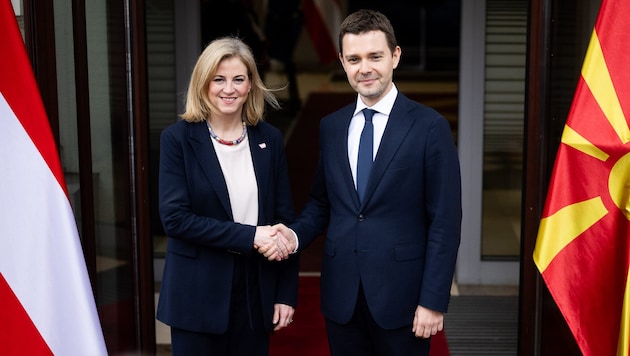 Außenministerin Beate Meinl-Reisinger (NEOS) hat am Freitag in Skopje ihren nordmazedonischen Amtskollegen Timco Mucunski getroffen.