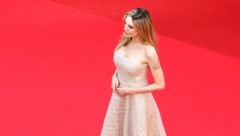 Angelina Jolie verzauberte in einem Prinzessinnen-Kleid am roten Teppich in Cannes. (Bild: EPA/SEBASTIEN NOGIER / POOL)