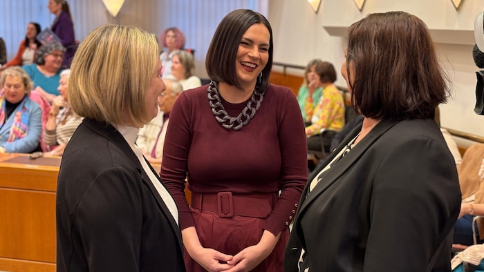 Eisenkopf im persönlichen Gespräch mit interessierten Besucherinnen.