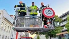 Auf der Teleskopmastbühne ging es für den Jubilar (M.) steil nach oben.
