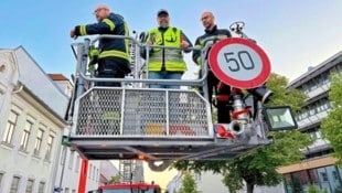 Auf der Teleskopmastbühne ging es für den Jubilar (M.) steil nach oben.
