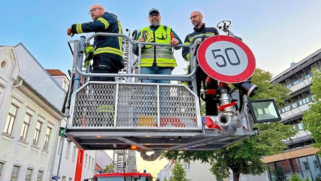 Auf der Teleskopmastbühne ging es für den Jubilar (M.) steil nach oben.