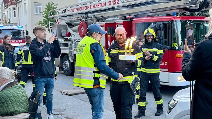 Nikolaus Vogl streifte die Einsatzleiter-Weste über, um ordnungsgemäß das mit Sprühkerzen hell erleuchtete Geschenk in Empfang zu nehmen.