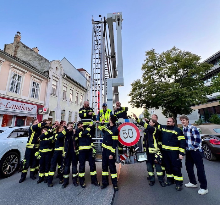 Die Feuerwehr Eisenstadt ließ ihren Löschmeister Niki auf der Teleskopmastbühne hochleben.