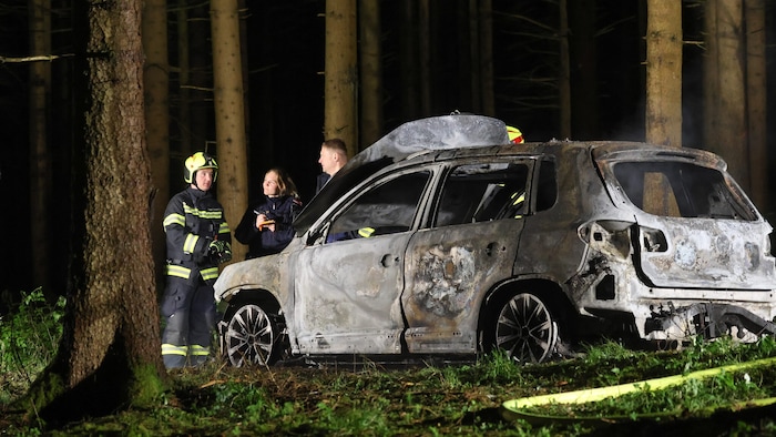 Der Tiguan brannte völlig aus.