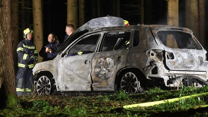 Der Tiguan brannte völlig aus.