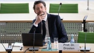 Drosten im sächsischen Landtag (Bild: Sebastian Kahnert/dpa)