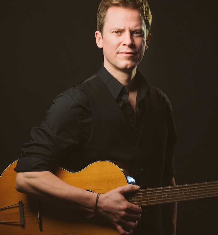 Die Gitarre immer dabei: Pötzelsberger übt (fast) täglich, „damit die Finger geschmeidig bleiben“