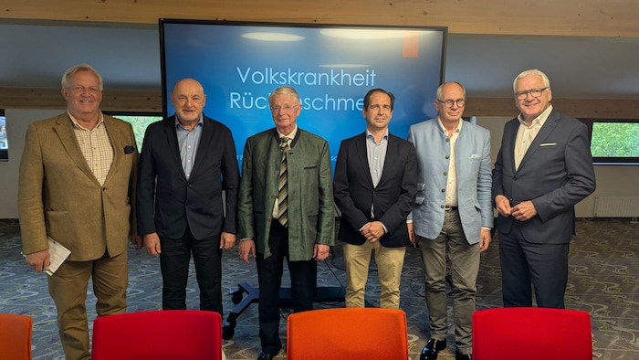 Unfallchirurg Eckart Waidmann, Orthopäde Werner Kanovsky, Chirurg Rudolf Lackner, ÖGK-Regionalleiter Ulrich Radda, Primar Rudolf Likar und Bürgermeister Matthias Krenn (vl) bei den Gesundheitstagen.