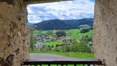 1050 Jahre Lieding: Die Kirche, hier der Blick darauf vom Schloss Straßburg aus, wurde von der Großmutter der heiligen Hemma gegründet. Der Sakralbau gilt als besonders sehenswert (Führungen ab 18.45 Uhr; Messe um 18 Uhr). (Bild: Kogler Christina Natascha)