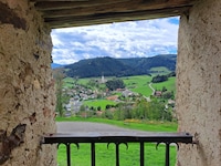 1050 Jahre Lieding: Die Kirche, hier der Blick darauf vom Schloss Straßburg aus, wurde von der Großmutter der heiligen Hemma gegründet. Der Sakralbau gilt als besonders sehenswert (Führungen ab 18.45 Uhr; Messe um 18 Uhr). (Bild: Kogler Christina Natascha)