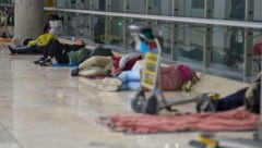 Obdachlose auf dem Flughafen Madrid-Barajas (Bild: AP/Manu Fernandez)