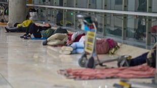 Obdachlose auf dem Flughafen Madrid-Barajas (Bild: AP/Manu Fernandez)