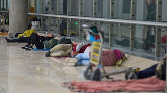 Obdachlose auf dem Flughafen Madrid-Barajas (Bild: AP/Manu Fernandez)