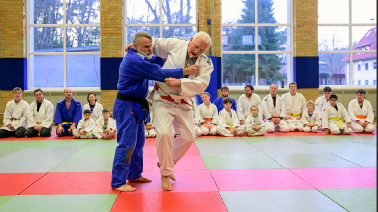 In jeder Stadt macht Franz Kofler ein Judo-Training.