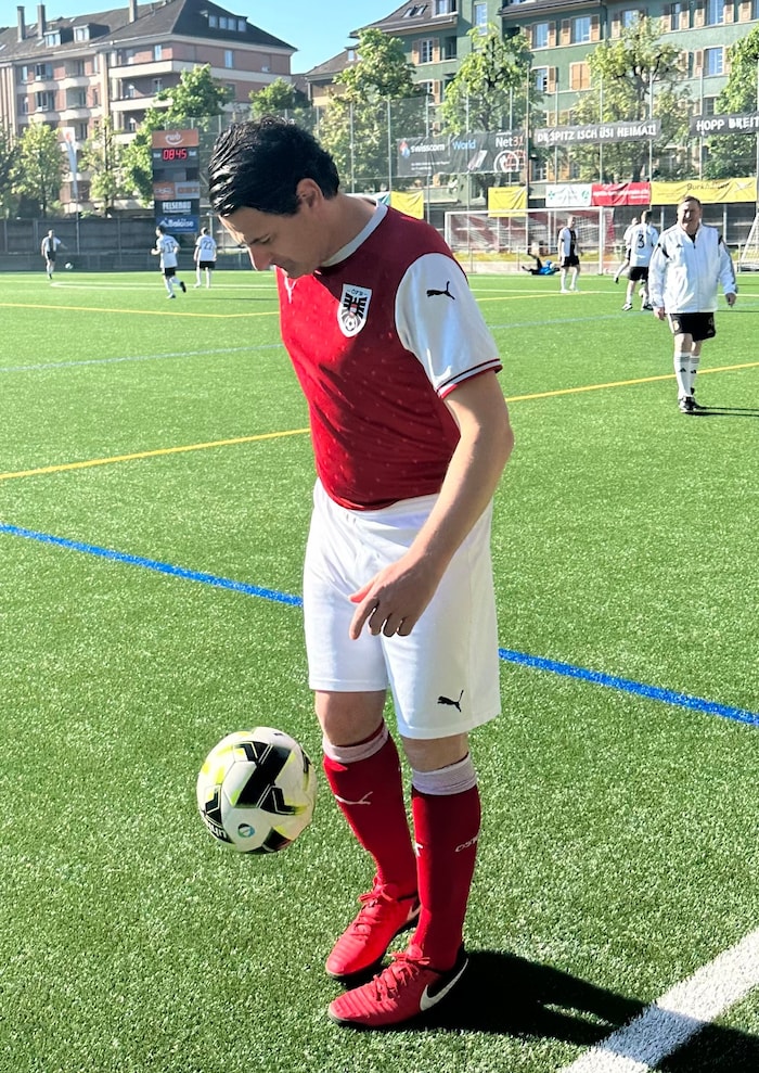 Früher war er Fußballtrainer und hat den Kickernachwuchs in seiner Heimatgemeinde trainiert. 