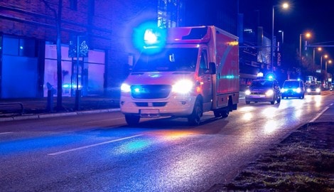 Alarmierte Rettungskräfte brachten die verletzte Frau in ein Krankenhaus. (Symbolbild)