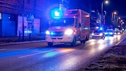 Alarmierte Rettungskräfte brachten die verletzte Frau in ein Krankenhaus. (Symbolbild)