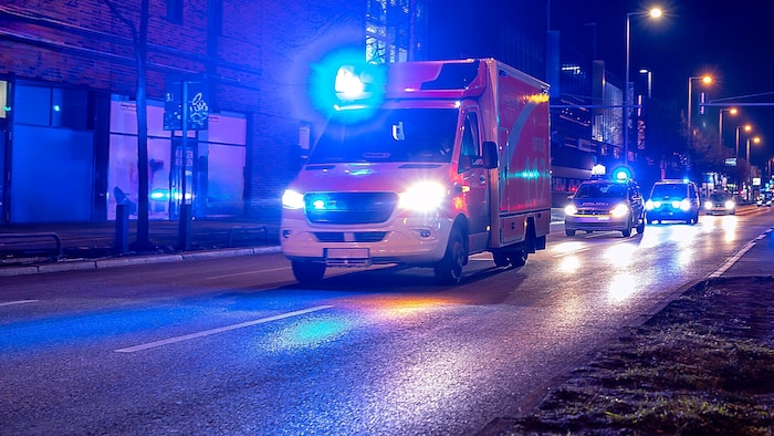 Alarmierte Rettungskräfte brachten die verletzte Frau in ein Krankenhaus. (Symbolbild)