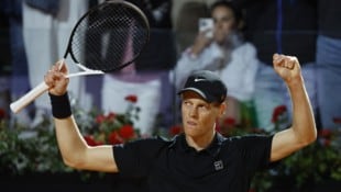Jannik Sinner siegt nach seiner Rückkehr weiter. (Bild: EPA/FABIO FRUSTACI)
