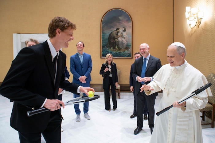 Leo bekam von Sinner einen Tennisschläger.