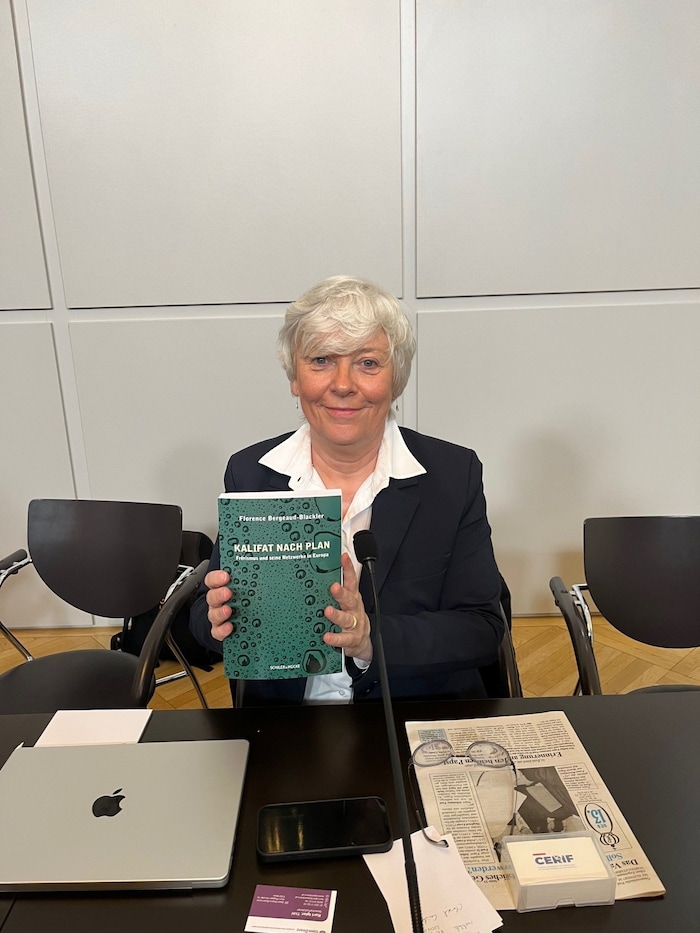 Dr. Florence Bergeauf-Blackler mit ihrem neuen Buch.