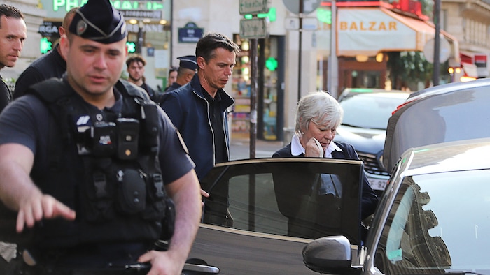 Madame Bergeaud-Blackler beim Verlassen der Pariser Elite-Uni Sorbonne unter Polizeischutz.