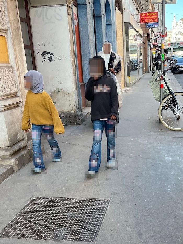 Alltag im 15. Wiener Gemeindebezirk. Kleine Mädchen tragen stolz das Kopftuch wie ihre Mama.