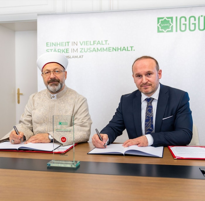 Für Kritik sorgte das Partnerschaftsabkommen zwischen Ali Erbas, Chef der Religionsbehörde Dyanet, und IGGÖ-Präsident Ümit Vural. Denn die IGGÖ ist eine offiziell anerkannte Glaubensgemeinschaft mit Hoheitsgewalt – also eine Körperschaft öffentlichen Rechts mit religiösem Auftrag.
