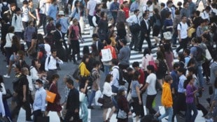 Menschliches Verhalten lässt sich in Form eines statistischen Durchschnitts gut abbilden und vorausahnen. Beim einzelnen Individuum stößt die Wissenschaft aber oft an ihre Grenzen. (Bild: AP/Koji Sasahara)