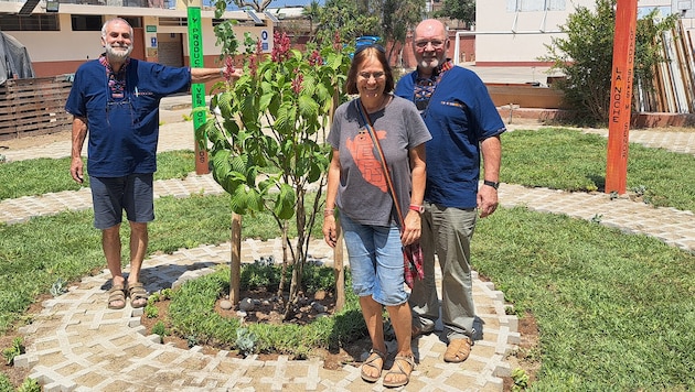 Schwester Karina (linkes Bild, M.) mit ihren freiwilligen „Schutzengeln“, die aus dem Waldviertel ins ferne Peru gereist sind.