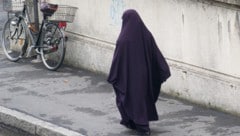 Auch in europäischen Hauptstädten veränderte sich das Straßenbild durch Burkaträgerinnen ...