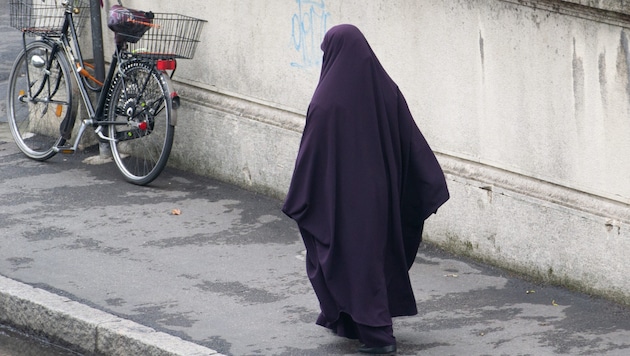 Auch in europäischen Hauptstädten veränderte sich das Straßenbild durch Burkaträgerinnen ...