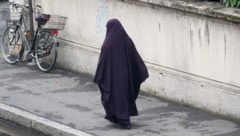 Auch in europäischen Hauptstädten veränderte sich das Straßenbild durch Burkaträgerinnen nachhaltig. (Bild: gmpana - stock.adobe.com)