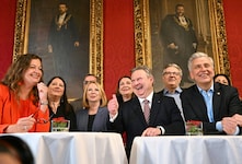 Begeisterung am Wahlabend bei der Wiener SPÖ rund um Bürgermeister Michael Ludwig. Aktuell wird mit den Neos eine Koalition verhandelt. (Bild: APA/HELMUT FOHRINGER / APA / picturedesk.com)