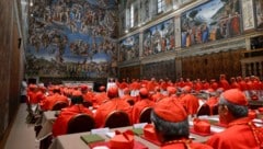Seit 1878 findet das Konklave in der Sixtinischen Kapelle in Rom statt. 133 Kardinäle fanden sich dort zur Papstwahl ein. (Bild: AP/HANDOUT / AFP / picturedesk.com)