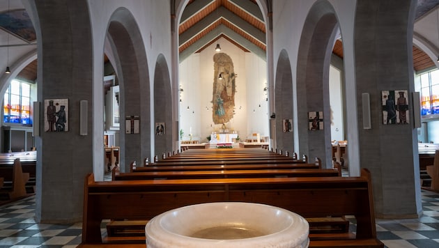 Das Innere der Kirche Mariä Verkündigung in Spittal präsentiert sich lichtdurchflutet.