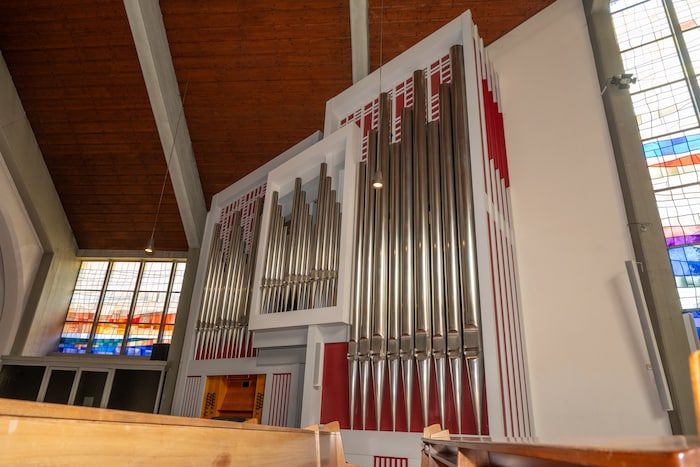 Die Orgel in der Spittaler Stadtpfarrkirche steht mitten in den Sitzbänken. Sie wurde im Zuge des jüngsten Umbaues geschaffen.