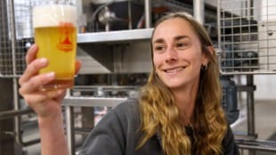 Letzte Bierprobe: Jenny Wagner kontrolliert, ob das Hopfengetränk alle Ansprüche erfüllt. (Bild: Tröster Andreas)