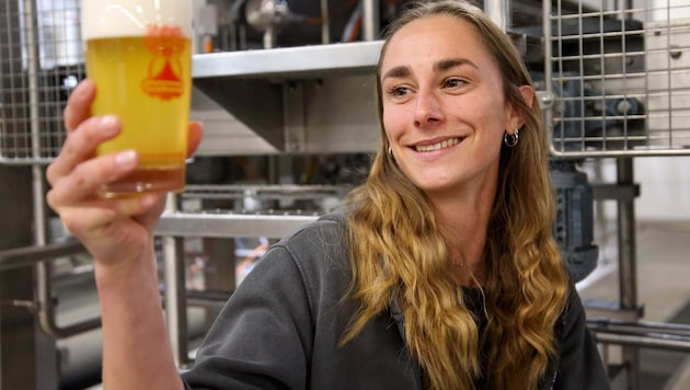 Letzte Bierprobe: Jenny Wagner kontrolliert, ob das Hopfengetränk alle Ansprüche erfüllt.