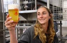 Letzte Bierprobe: Jenny Wagner kontrolliert, ob das Hopfengetränk alle Ansprüche erfüllt. (Bild: Tröster Andreas)