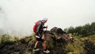 Günter Triebel auf einem der Vulkane auf Bali, über den er beim Ultramarathon lief.