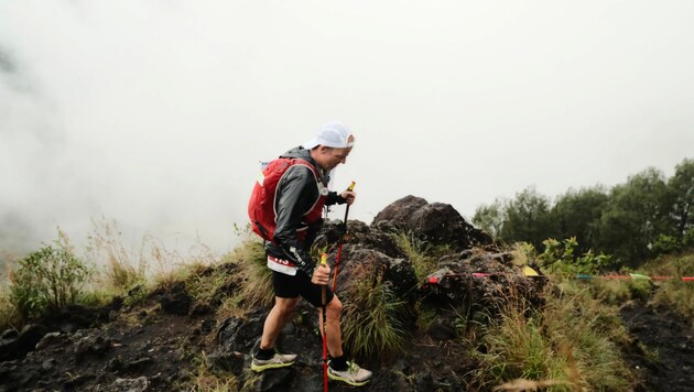 Günter Triebel auf einem der Vulkane auf Bali, über den er beim Ultramarathon lief.