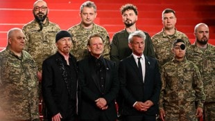 U2-Frontmann Bono, sein Gitarrist „The Edge“ und Hollywood-Star Sean Penn mit ihren „Freunden ...