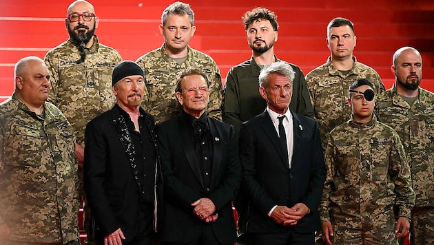 U2-Frontmann Bono, sein Gitarrist „The Edge“ und Hollywood-Star Sean Penn mit ihren „Freunden aus den Schützengräben“