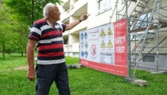 Siegfried T. zeigt das Gerüst, das direkt bei den Fenstern und Balkonen der Bewohner des Hauses aufgestellt wurde (Bild: Horst Einöder/Flashpictures)