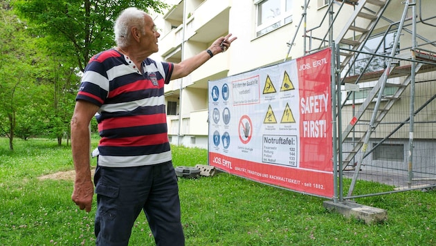 Siegfried T. zeigt das Gerüst, das direkt bei den Fenstern und Balkonen der Bewohner des Hauses ...