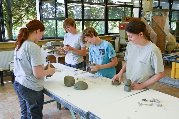 Die Schüler beim Werken mit Ton.