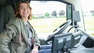 „Krone“-Redakteurin Andrea Kloimstein nahm im E-Lkw Patz. (Bild: Horst Einöder/Flashpictures)